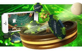 Pengguna bermain slot online dengan grafis fair dan transparan di layar smartphone